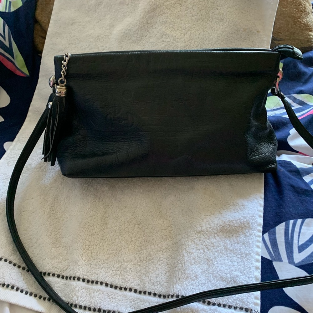 Woman’s black leather shoulder bag by Due Fratelli